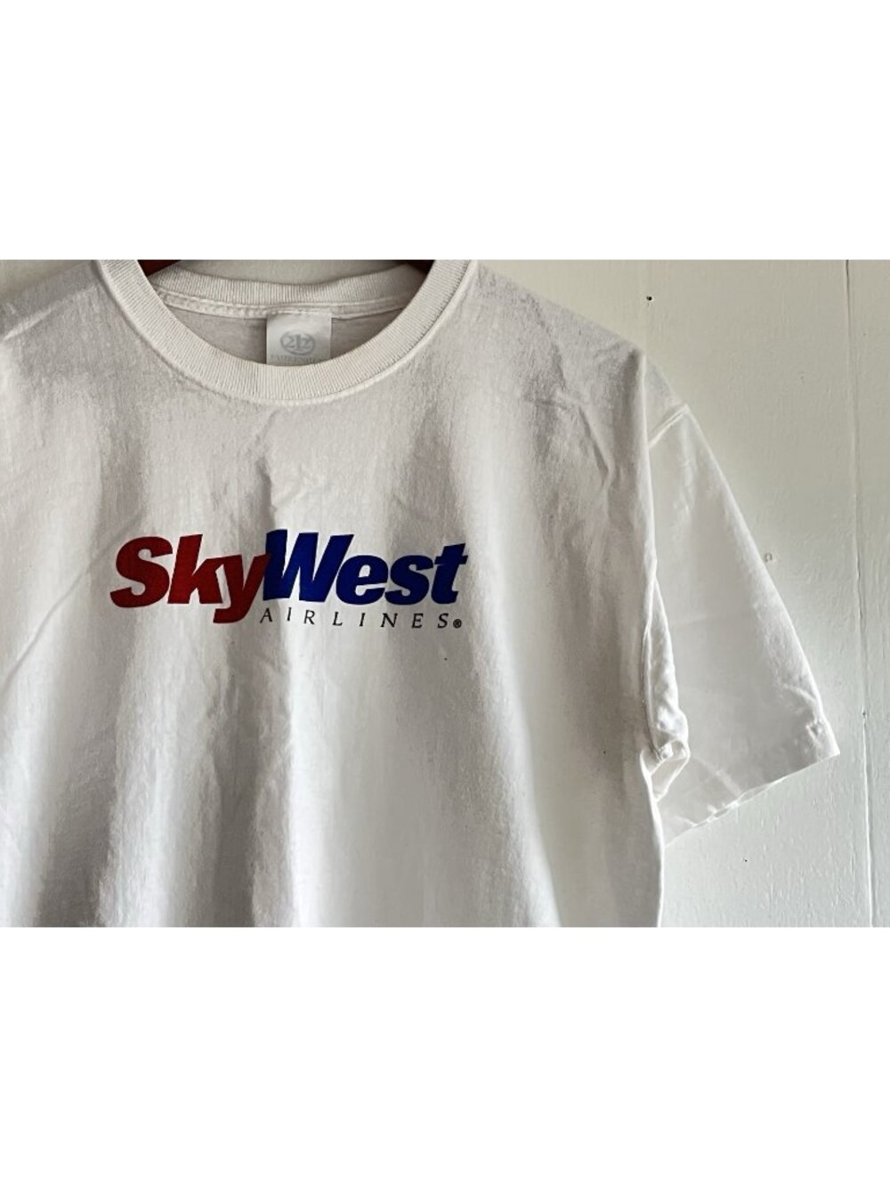Vintage Y2K Skywest Airlines T-shirt Tee 212 Fahrenheit USA Cotton Fabric Sz L